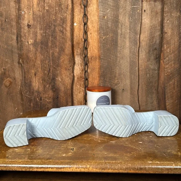 Gucci Authentic Women's Sky Blue Rubber Slides - Size 37 - Picture 10 of 12